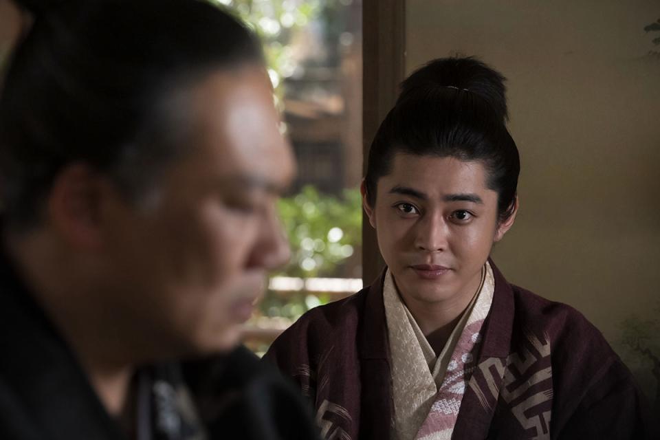 　『豊臣兄弟！』第２１回より。別所賀相（写真左、田中美央）に尋ねる小寺官兵衛（写真右、倉悠貴）©ＮＨＫ