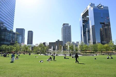 　多くの人が芝生でくつろぐ「うめきた公園」（大阪市北区・Ｌｍａｇａ.ｊｐ３月末撮影）