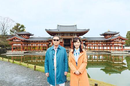 　６月６日放送の『ブラタモリ』は、京都・平等院鳳凰堂へ。左からタモリ、佐藤茉那アナウンサー　©ＮＨＫ