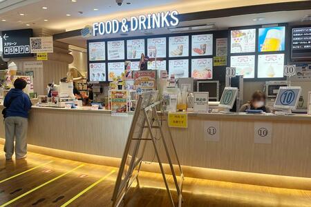 　「あべのアポロシネマ」のフード売店。２カウンター設置されているのも珍しい