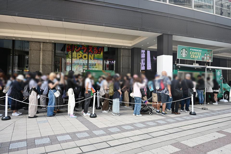 「ヨドバシカメラマルチメディア梅田」1F南東入口前で開催されている『スターバックス コーヒークラフト キャラバン』の様子（2026年6月10日・13時頃／Lmaga.jp撮影）
