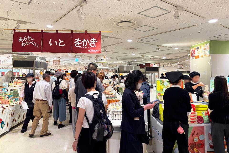 『あられ、せんべい、いとをかき。』の会場。初日から大勢の人々が来場（Lmaga.jp撮影）