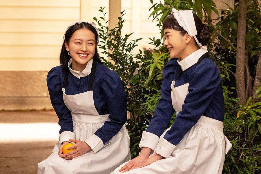 『風、薫る』第54回より。病院の中庭で笑い合う直美（写真左、上坂樹里）とりん（写真右、見上愛）（C）NHK