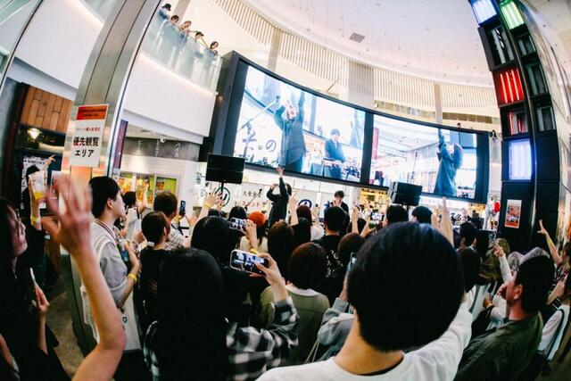 　ｓｈｏｗｍｏｒｅのパフォーマンスで心斎橋パルコが大盛り上がり(撮影：カワセルイ)