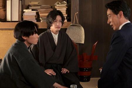 　『風、薫る』第５６回より。兄・宗一（上杉柊平）と話をする太一（林裕太）、島田（佐野晶哉）　©ＮＨＫ