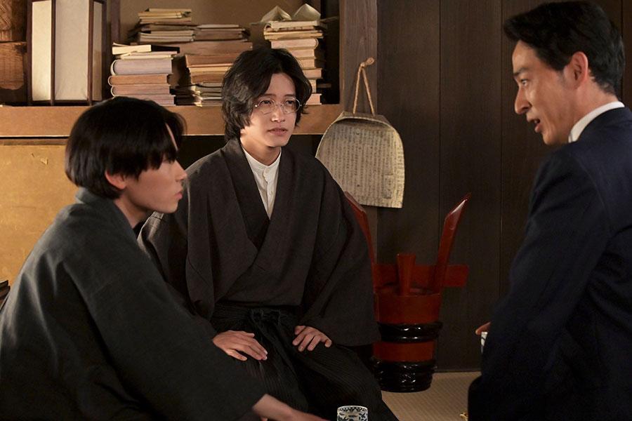 　『風、薫る』第５６回より。兄・宗一（上杉柊平）と話をする太一（林裕太）、島田（佐野晶哉）　©ＮＨＫ