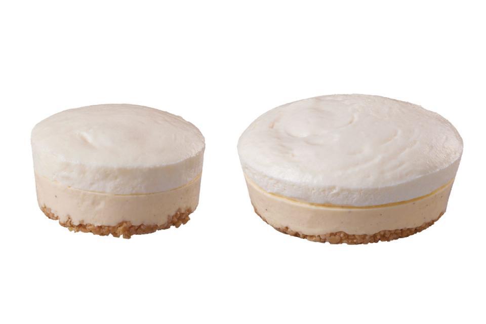 　左が通常品、右が「盛りすぎ！ふわ濃チーズケーキ」（３２９円／６月１６日発売）