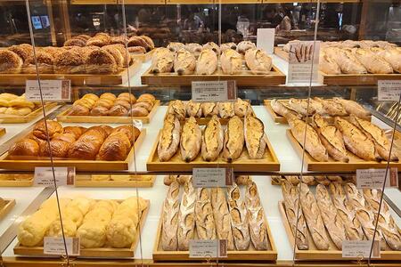大阪駅すぐの話題パン屋、売り切れ続出で購入ルール変更