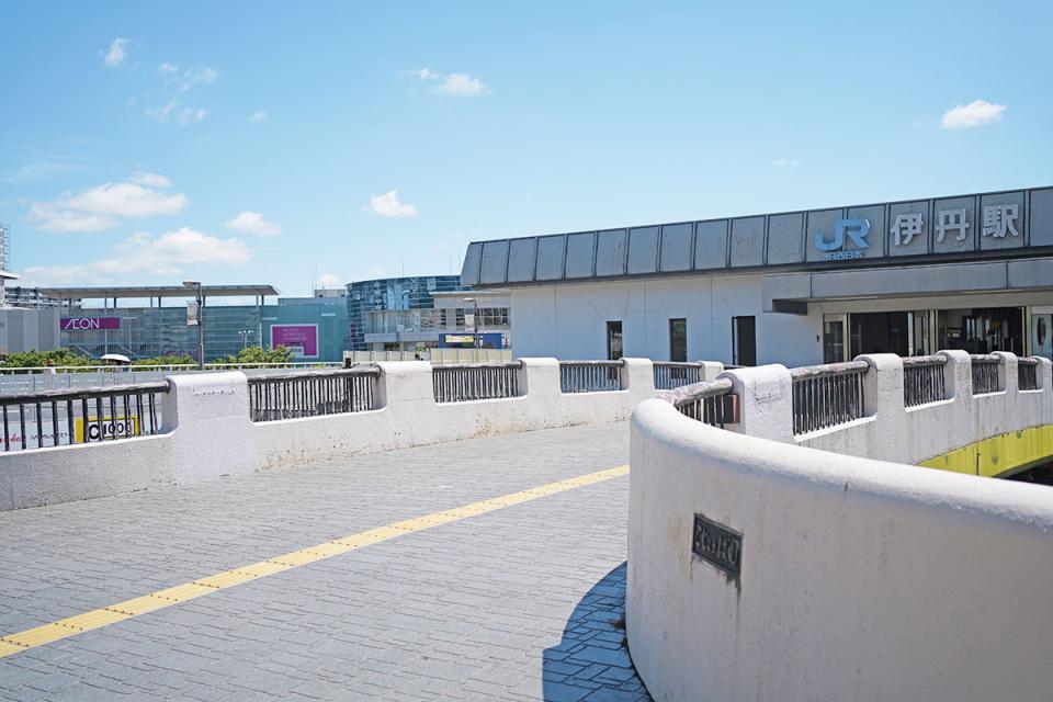 「国史跡 有岡城跡」があるJR「伊丹駅」（兵庫県伊丹市）前。駅の向こう側には商業施設「イオンモール伊丹」がある（6月10日撮影／Lmaga.jp）