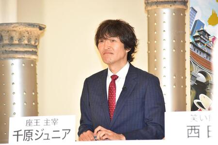 　『千原ジュニアの座王』の会見に登場した千原ジュニア（５月末・大阪市内）