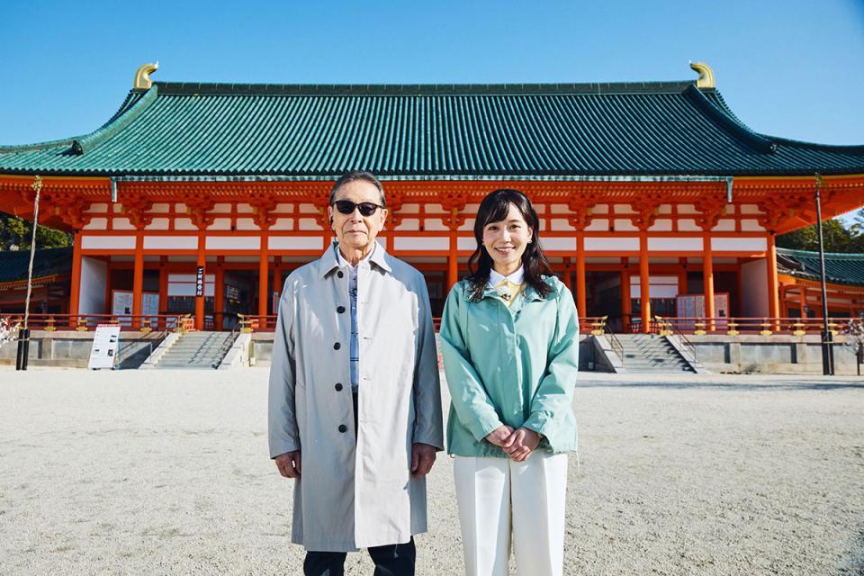　６月２０日放送の『ブラタモリ』は、京都・平安神宮へ。左からタモリ、佐藤茉那アナウンサー　©ＮＨＫ