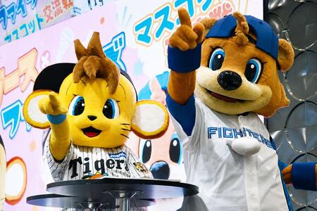 　『タイガース×ファイターズ マスコット交流戦 ～プロ野球界のアイドルにイマナリ（今成）たい！～』で決めポーズをするコラッキー、カビー（６月２１日・大阪市内）