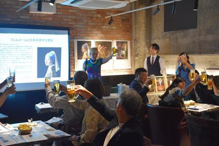 　対話型アート鑑賞会『つながるＢＡＲ ＡＲＴ ～アートdeおしゃべり夜会～フェルメール編』の模様。お酒を交え、柔らかな雰囲気（６月２２日・神戸市内）