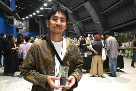 　『第六回 天下一植物界』を取り仕切る、この方こそ元祖「変態植物倶楽部」な大阪の植物探検家・長谷圭祐さん。熱帯雨林に自生する、ジメジメ系植物の第一人者(Ｌｍａｇａ.ｊｐ編集部撮影)