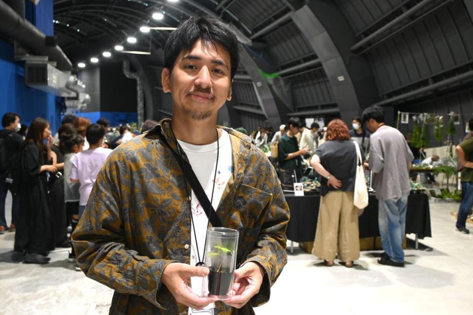 　『第六回 天下一植物界』を取り仕切る、この方こそ元祖「変態植物倶楽部」な大阪の植物探検家・長谷圭祐さん。熱帯雨林に自生する、ジメジメ系植物の第一人者(Ｌｍａｇａ.ｊｐ編集部撮影)