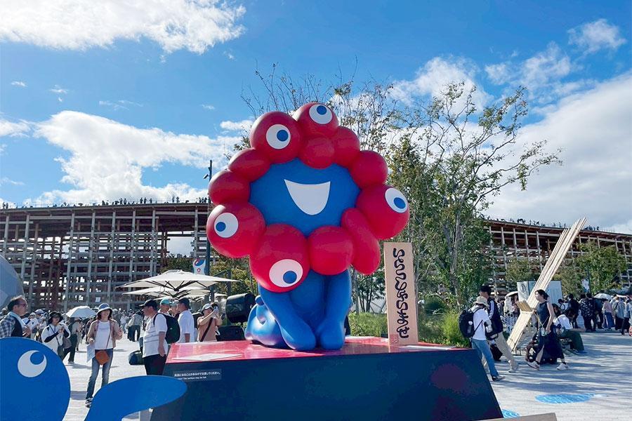『大阪・関西万博』東ゲートにいた「いらっしゃい」ミャクミャクモニュメント（10月13日・14時頃 Lmaga.jp撮影）