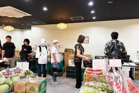 　「叶屋 天神橋筋本店」店内。レジ前には行列も…（Ｌｍａｇａ.ｊｐ撮影）