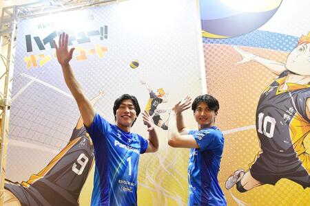 　『ハイキュー!! オン ザ コート』の内覧会に登場した（左から）４月に現役引退を表明した清水邦広氏、大阪ブルテオン所属の金田晃太朗選手（６月２６日）