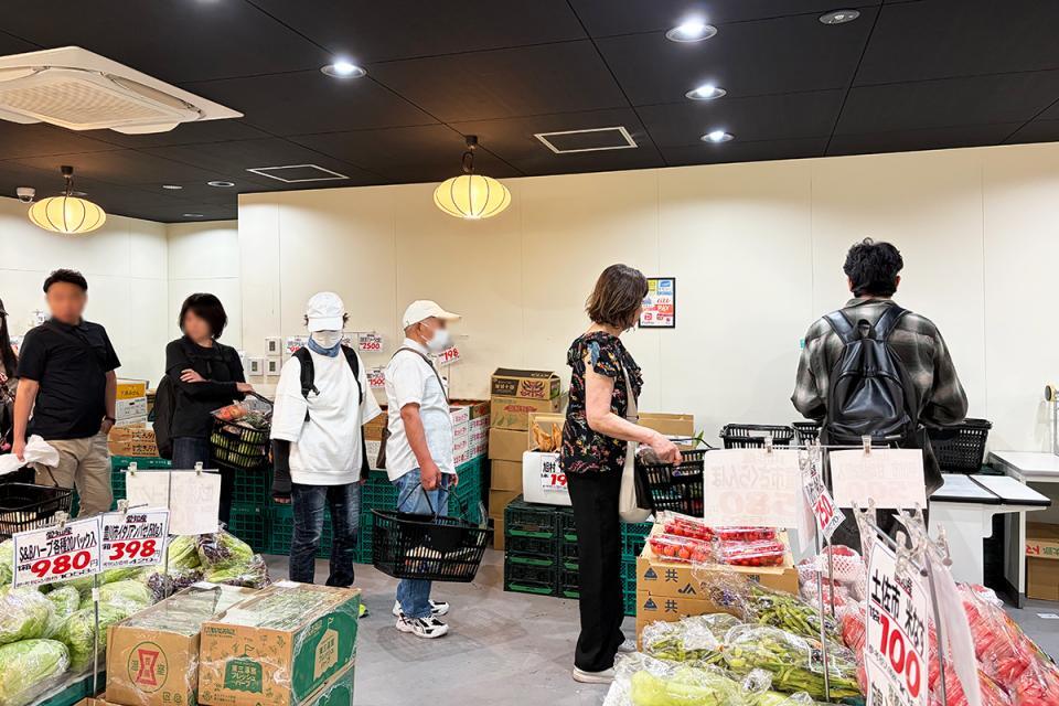　「叶屋 天神橋筋本店」店内。レジ前には行列も…（Ｌｍａｇａ.ｊｐ撮影）