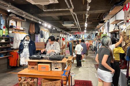 　心斎橋にある「ＪＡＭ」店内