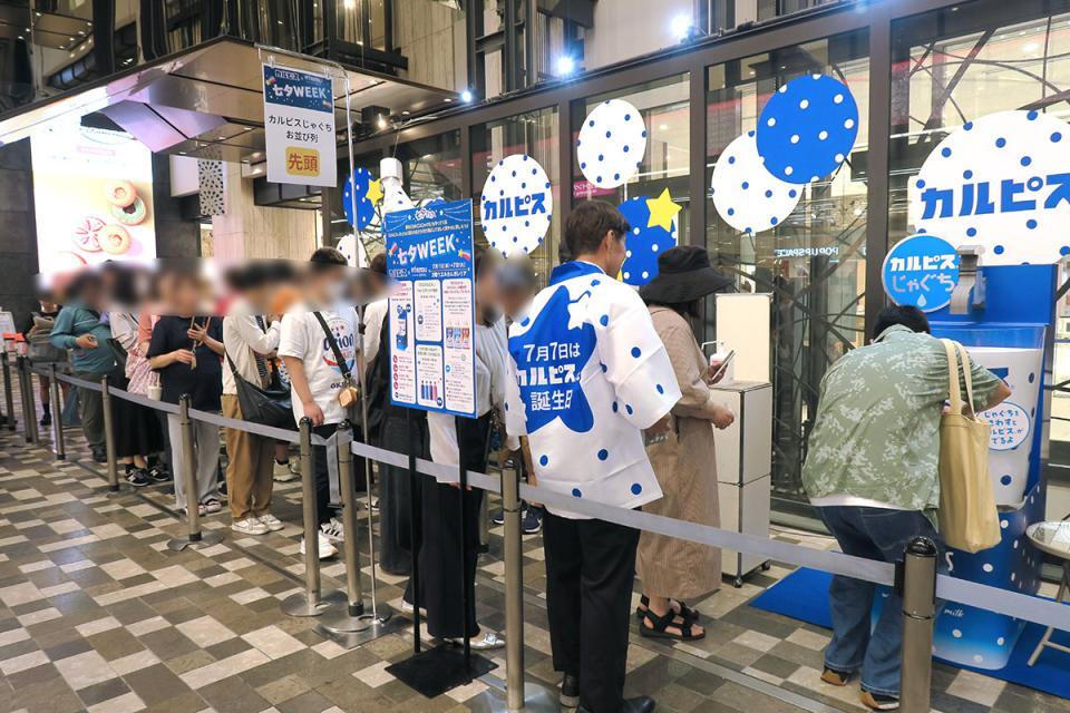　あべのハルカス近鉄本店「カルピスじゃぐち」の行列（７月３日・１１時頃／Ｌｍａｇａ.ｊｐ撮影）