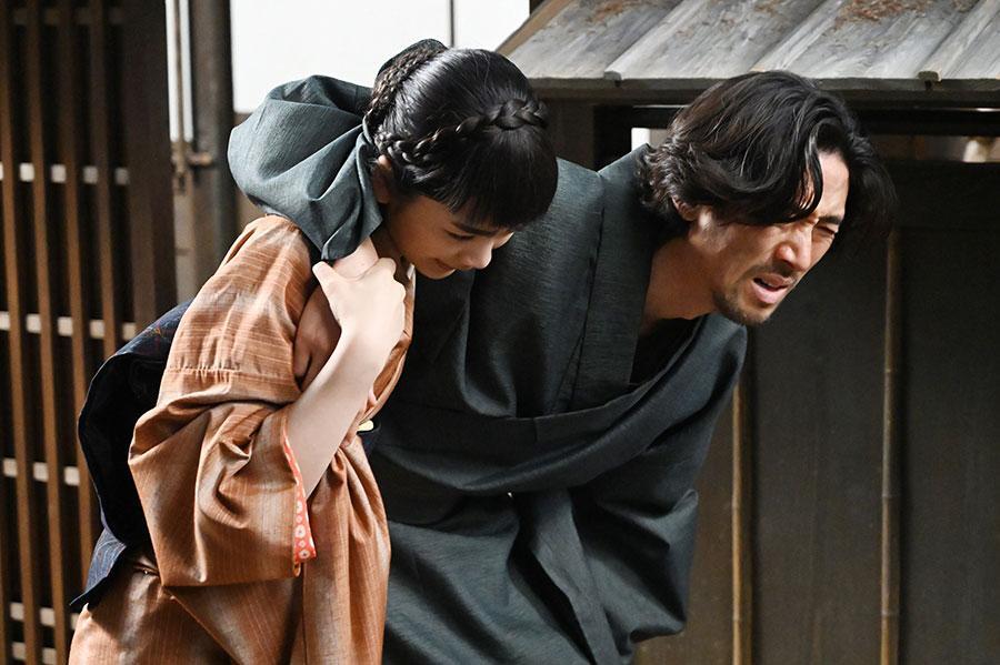 『風、薫る』第７１回より。山本（本田大輔）を病院から連れ出すりん（見上愛）　©ＮＨＫ