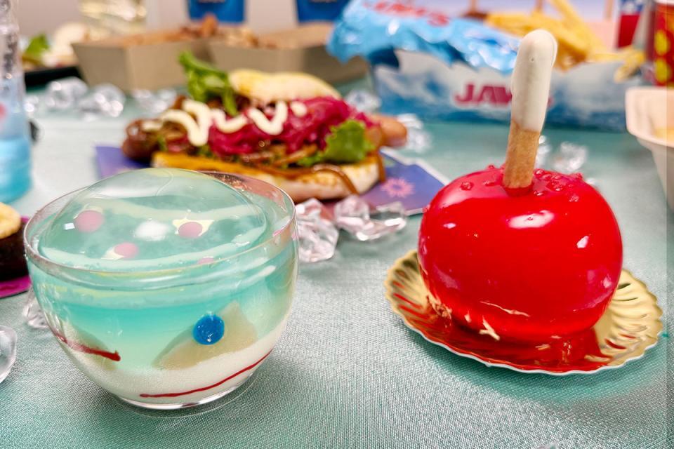 水風船 ～ピーチゼリー＆レアチーズムース、りんご飴～りんごのムース～（各９５０円）