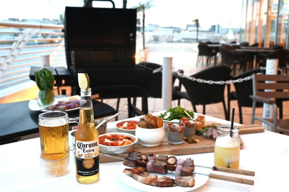 毎夏大人気の食べ放題、飲み放題が楽しめる『KOBE SEASIDE BEER TERRACE』に、今年はおしゃれな炭火BBQが楽しめるオプションを加えた『Luxe French BBQプラン』も登場。神戸にいながら非日常体験を
