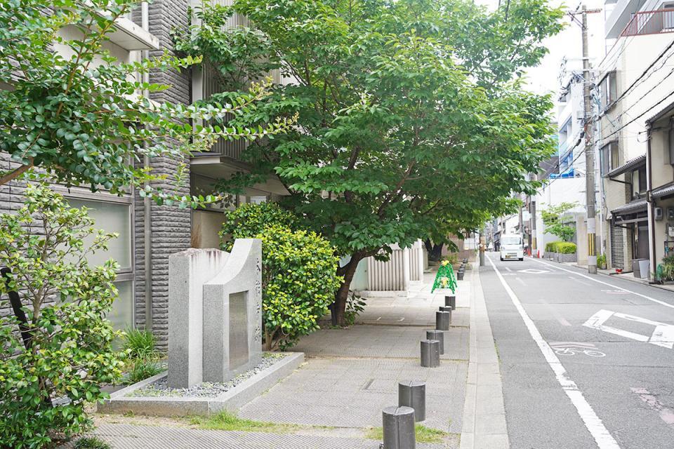 阪急京都線「烏丸駅」から徒歩１０分ほどの住宅街にある「本能寺跡」の石碑（京都市中京区）（６月１９日／Ｌｍａｇａ.ｊｐ撮影）