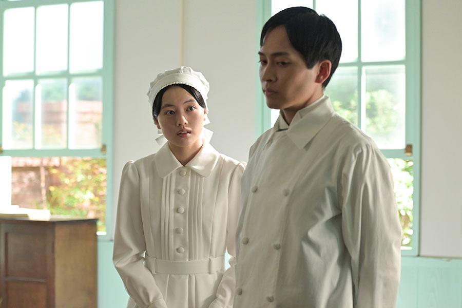 『風、薫る』第73回より。直美（上坂樹里）に院長・多田（筒井道隆）の話をする黒川（平埜生成）（C）NHK