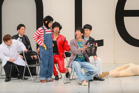 『月刊コント200回記念公演』の様子。岡村隆史の登場に歓声があがっていた（7月8日／大阪市内）