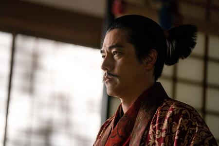 『豊臣兄弟！』第26回より。土佐の戦国大名・長宗我部元親への対応について尋ねられる明智光秀（要潤）(C)NHK