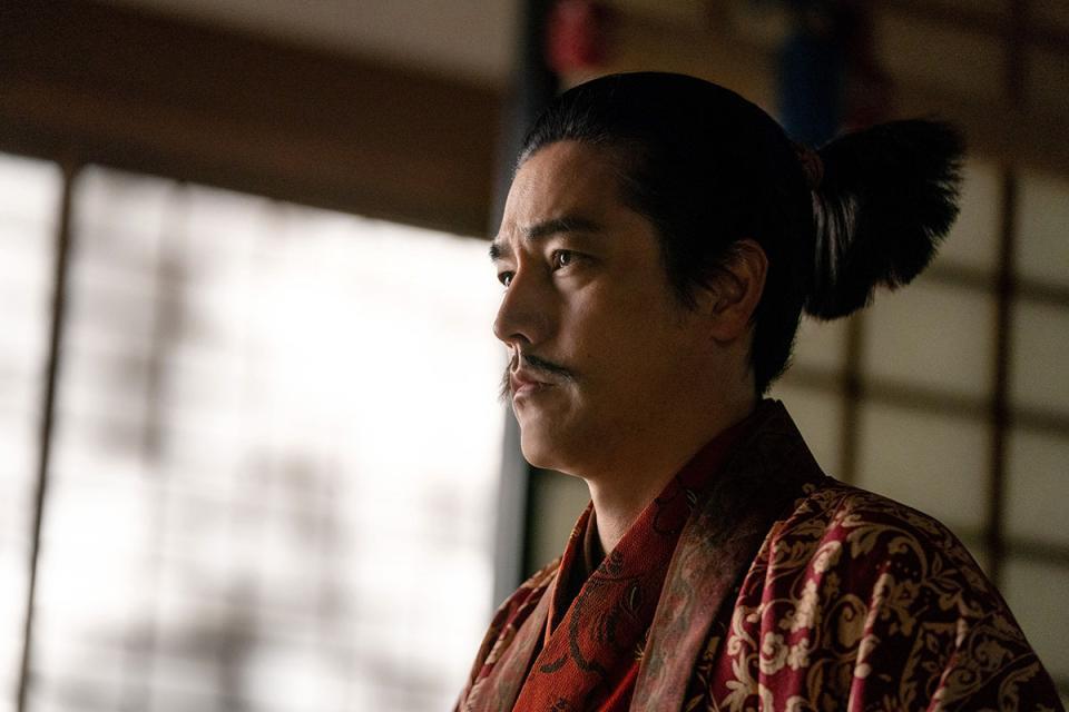 『豊臣兄弟！』第26回より。土佐の戦国大名・長宗我部元親への対応について尋ねられる明智光秀（要潤）(C)NHK