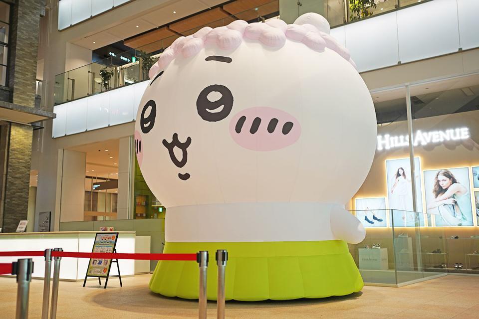 大阪・梅田の商業施設「ＫＩＴＴＥ大阪」（大阪市北区）1階アトリウムに展示されている、巨大ちいかわバルーン（7月13日撮影／Lmaga.jp）