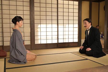 『風、薫る』第78回より。りん（見上愛）と話しをする校長・望月（関智一）（C）NHK