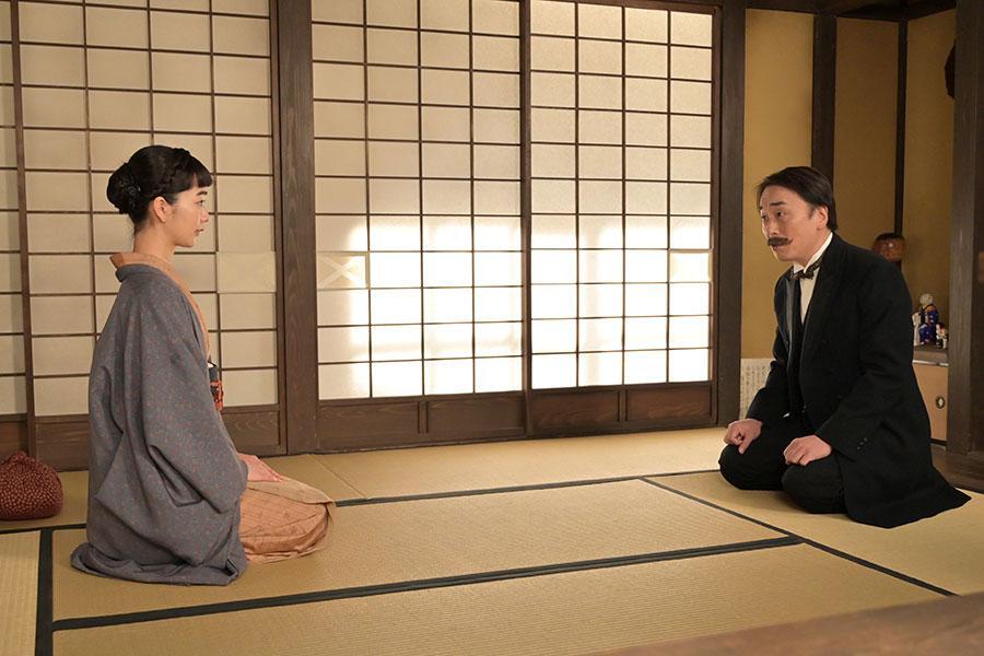 『風、薫る』第78回より。りん（見上愛）と話しをする校長・望月（関智一）（C）NHK