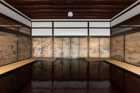 　「大徳寺 聚光院」本堂 国宝障壁画 『花鳥図』（複製）。桃山時代の天才絵師・狩野永徳（狩野派４代目）が描き上げた