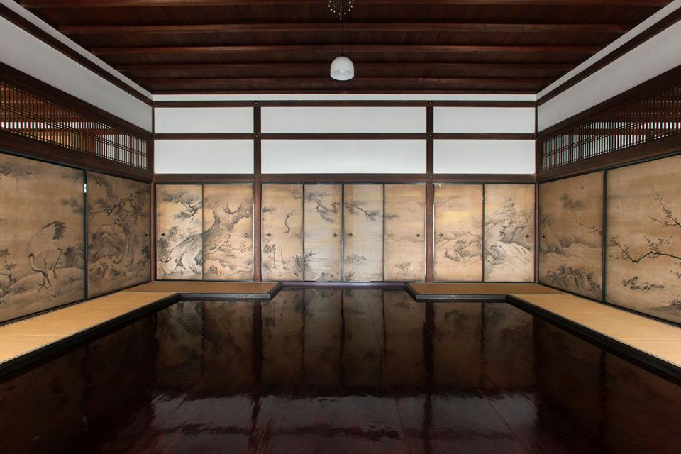 　「大徳寺 聚光院」本堂 国宝障壁画 『花鳥図』（複製）。桃山時代の天才絵師・狩野永徳（狩野派４代目）が描き上げた