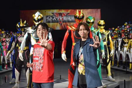 7月18日よりひらかたパークにて開催の『全スーパー戦隊展』。左から応援隊長をつとめる声優の関智一、展覧会プロデューサー・中舘充樹氏（7月17日）