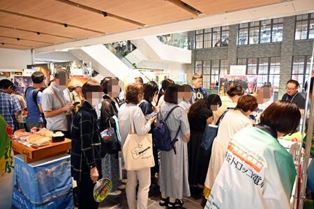 朝から賑わう『夏の富山県観光ＰＲ ｉｎ ＫＩＴＴＥ大阪』の様子(７月１８日／ＫＩＴＴＥ大阪)