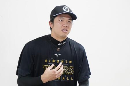 　「ガオトラ！聴きタイガー」でインタビューを受ける才木浩人投手