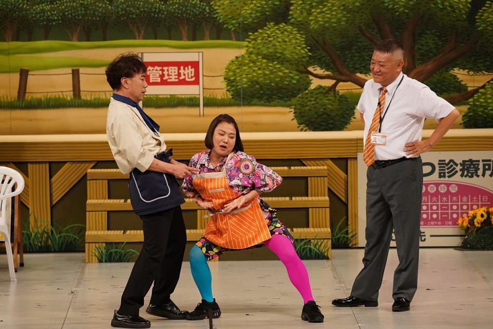 特別興行『リトル・ツインズ』の模様。左から双子役を演じた藤井隆＆島田珠代、ツッコミ役の烏川耕一（大阪市内・７月２１日）