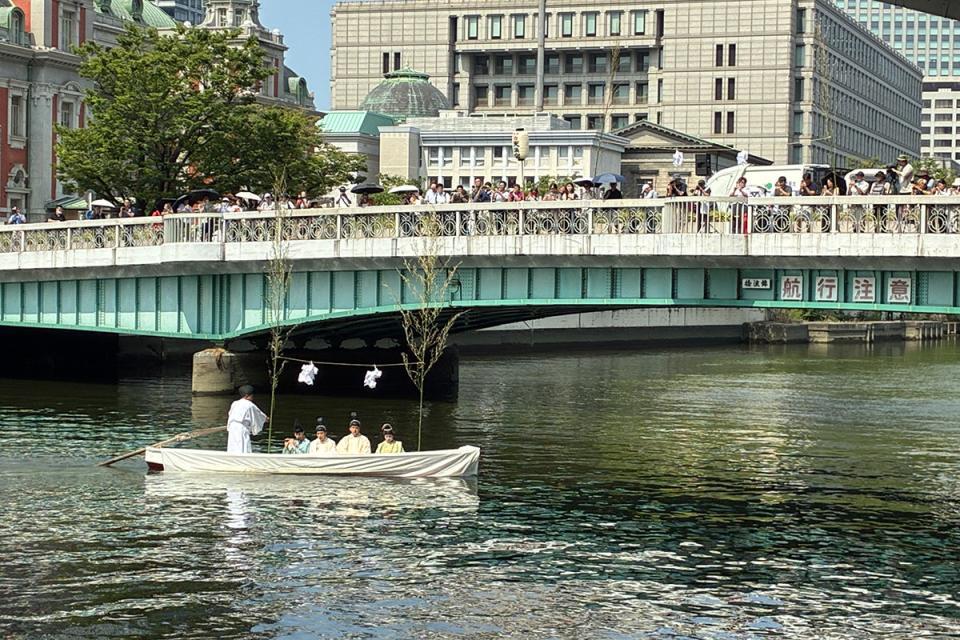 オフィス街近くにある鉾流橋だが、この日は厳かな雰囲気に（７月２４日・鉾流橋付近）