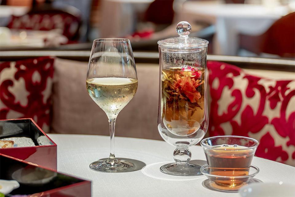 飲み放題でいただける、１０種類の中国茶セレクション。ドリンク交換制で、温かい中国茶はポットで提供される