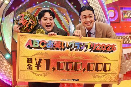 『ABCお笑いグランプリ2026』優勝後の会見に登場したゼロカラン。左からワキユウタ、たいが（7月26日・大阪市内）