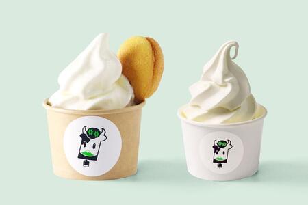 あさぎり牛乳のイートインメニュー「あさぎり牛乳ソフトクリーム」（レギュラーサイズにはふんわりパンケーキサンド付き）