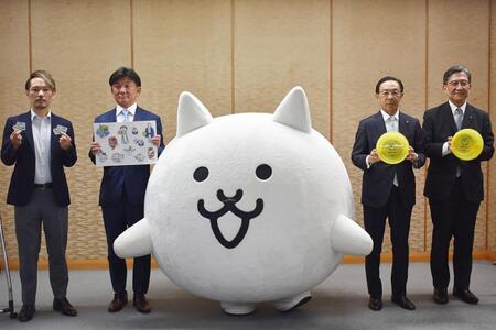『京都でにゃんこ大銭湯』の会見にて。左から「ポノス」の『にゃんこ大戦争』統括プロデューサー・若林篤氏、京都府公衆浴場業生活衛生同業組合理事長・吉本誠、『にゃんこ大戦争』のネコ、西脇隆俊京都府知事、松井孝治京都市長（7月27日・京都市内）