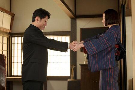 『風、薫る』第87回より。直美（上坂樹里）と別れの挨拶をする吉江（原田泰造）（C）NHK