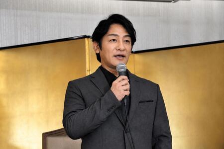 『流白浪燦星　碧翠の麗城』の会見に登場した流白浪燦星を演じる片岡愛之助（7月27日・大阪市内）
