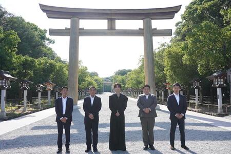 　左から「グレートスカイアート」の中田源さん、橿原市長の亀田忠彦さん、ＪＯ１の河野純喜、「スカイパレット」実行委員長の山本晃平さん、「アンカージャパン」代表取締役・猿渡歩さん（７月３０日・Ｌｍａｇａ.ｊｐ撮影）
